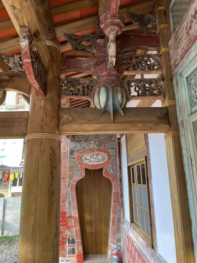 「永靖忠实第」是邱姓家族在彰化开垦的重要据点，第三代邱萃英曾任员林兴贤书院院长，在忠实第旁兴建「老师府」育英无数，丘逢甲也为此门生。（村长邱垂育提供／吴建辉彰化传真）