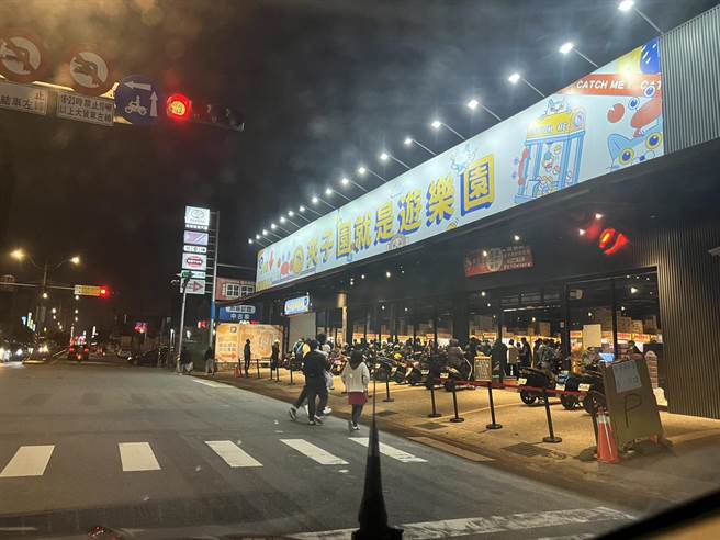 桃园市环中东路二段娃娃机店引发民怨，中坜警方近日加强派员巡逻，强调交通违停及壅塞问题已改善。（吕筱蝉摄）	