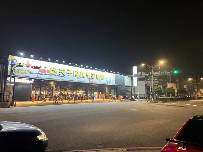 桃园市环中东路二段娃娃机店引发民怨，中坜警方近日加强派员巡逻，强调交通违停及壅塞问题已改善。（吕筱蝉摄）