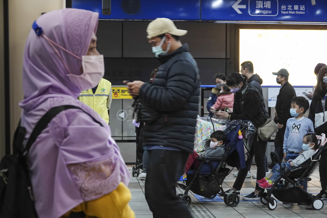 中央疫情指挥中心20日起再度放宽戴口罩规定，除医院、药局、照护机构及大眾运输等两大类场所强制戴口罩，其他室内空间民眾可以自主决定是否戴口罩。（黄子明摄）中央疫情指挥中心20日起再度放宽戴口罩规定，除医院、药局、照护机构及大眾运输等两大类场所强制戴口罩，其他室内空间民眾可以自主决定是否戴口罩。（黄子明摄）