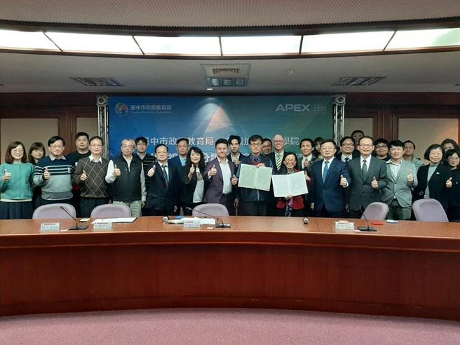台中市政府教育局与美国峡谷大学签定合作备忘录。（台中市政府教育局提供）
