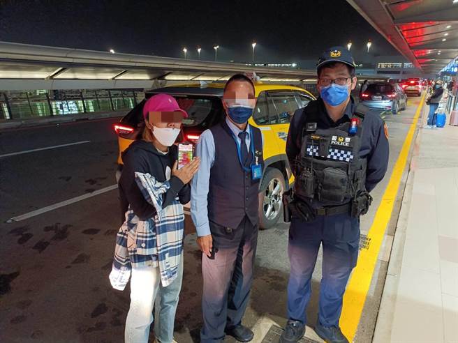 泰籍女子来台自由行掉手机，员警调监视器迅速联繫上计程车司机协助寻回。(警方提供／吕筱蝉桃园传真)