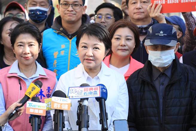 台中市长卢秀燕（前中）指出，她上班时间不谈政治、不谈选举，只谈市政。（台中市政府提供／张妍溱台中传真）