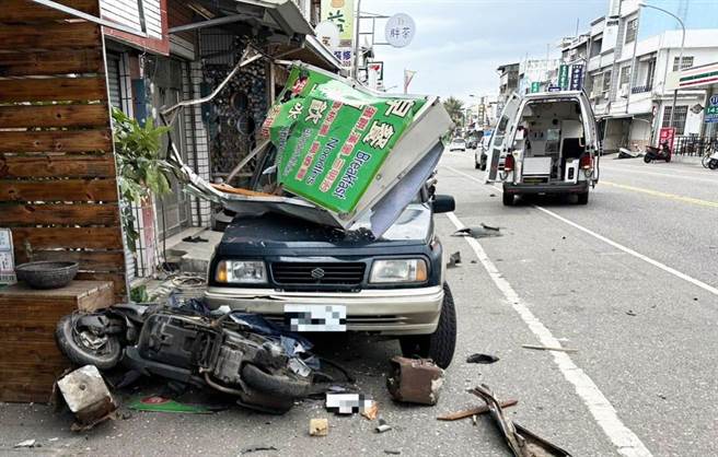 台东1辆救护车偏离至对向车道，撞上停放路边的自小客车及机车。（民眾提供）