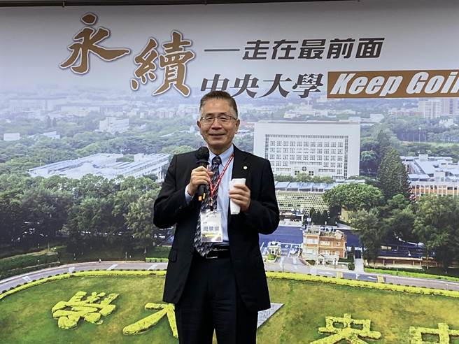 中央大学校长周景扬今天宣布，中大将成立「永续与绿能科技研究学院」。（林志成摄）