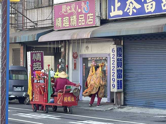 一名网友在路上目击一名打扮成太子爷的庙会人士在情趣用品店门口徘徊观看，拍照笑说「太子爷您先等等啊！这不是那种玩具店啦」。（翻摄自脸书「路上观察学院」）