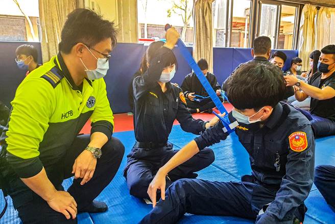 新竹县消防局教官规画创伤止血及CPR急救课，传授县警局员警保命止血法。（新竹县警局提供／罗浚滨新竹传真）