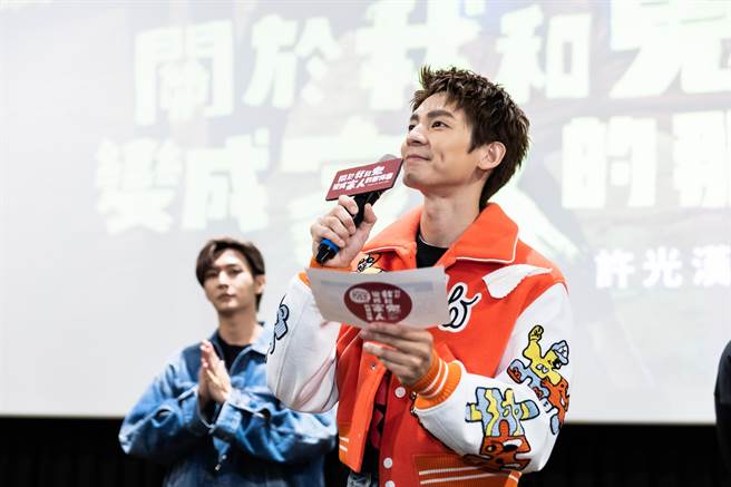 男主角林柏宏（右）合体电影彩蛋演员炎亚纶，持续为电影跑宣传。（金盏花大影业提供）
