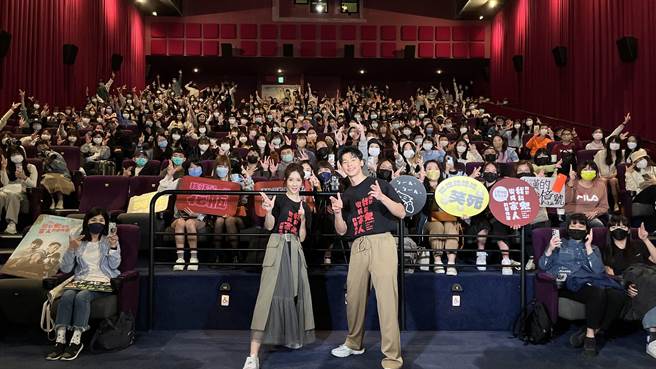 电影监制金百伦（左）、男主角许光汉前进台中跑13场映后座谈催票。（金盏花大影业提供）