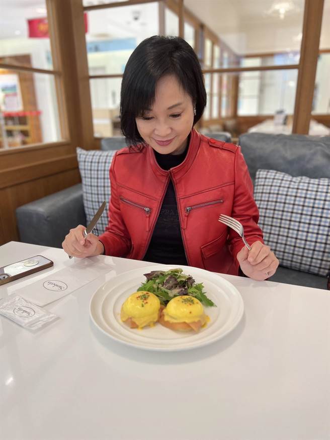 國民黨智庫執行長柯志恩今自曝，從小就愛吃蛋料理，但感慨提到「現在要吃到這樣滿滿的班尼迪克蛋早餐似乎已不太可能」。（柯宗緯翻攝）