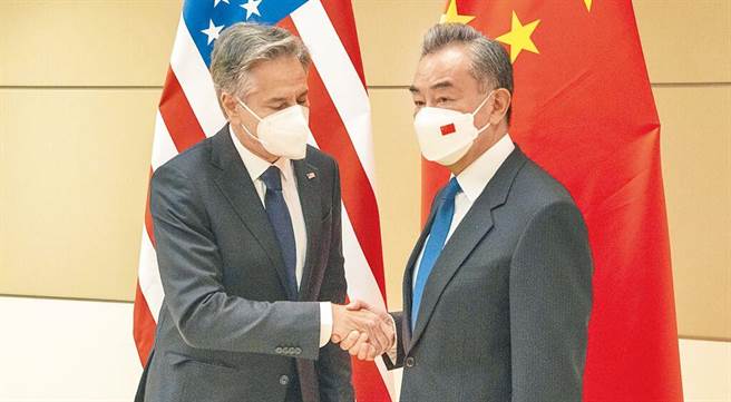 中共中央外事办主任王毅（右）与美国国务卿布林肯（左），在慕尼黑会议期间进行场边会议。图为2022年9月23日，布林肯在联合国大会期间会见王毅。（美联社）