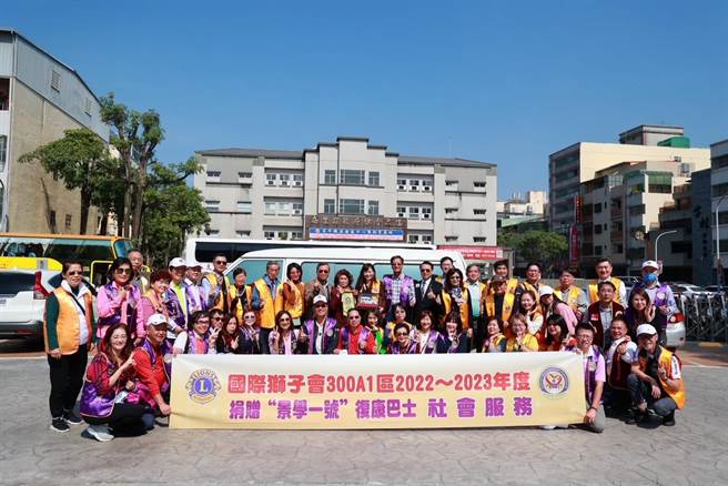 南投县政府20日获赠1辆復康巴士。（南投县政府提供／廖志晃南投传真）