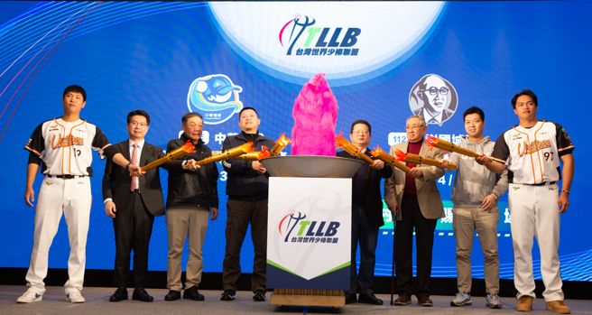 2023年中华电信谢国城杯全国少棒锦标赛、2023年谢国城杯全国青少棒锦标赛点燃赛事圣火，象徵球员梦想启发。（台湾世界少棒联盟提供）