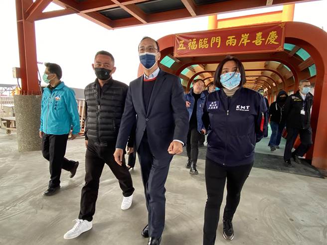 国民党主席朱立伦(右二)今飞抵金门，在立委陈玉珍(右一)及中央政策会副执行长杨镇浯(左二)等人陪同下关心小三通復航情况。(于家麒摄)