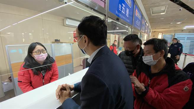 朱立伦(左二)至小三通售票柜台关心船班及售票情形。(于家麒摄)