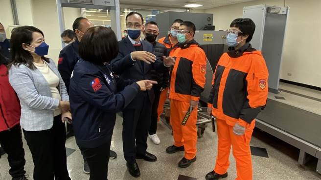 针对安检及通关流程，朱立伦(右三)也仔细询问了解情形。(于家麒摄)