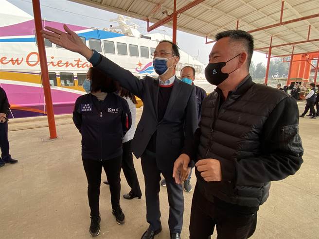 朱立伦(中)于水头码头实地了解金门与厦门间的相对位置及通航路线。(于家麒摄)