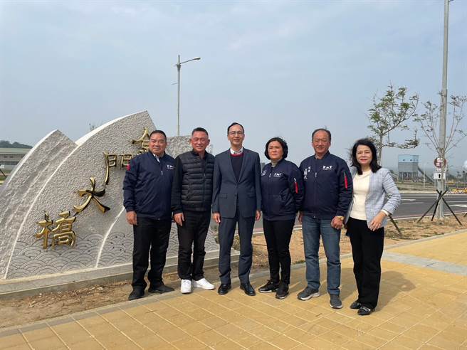 朱立伦(左三)一行也前往完工后的金门大桥，听取施工简介并与眾人合影留念。(图／陈玉珍服务处提供)