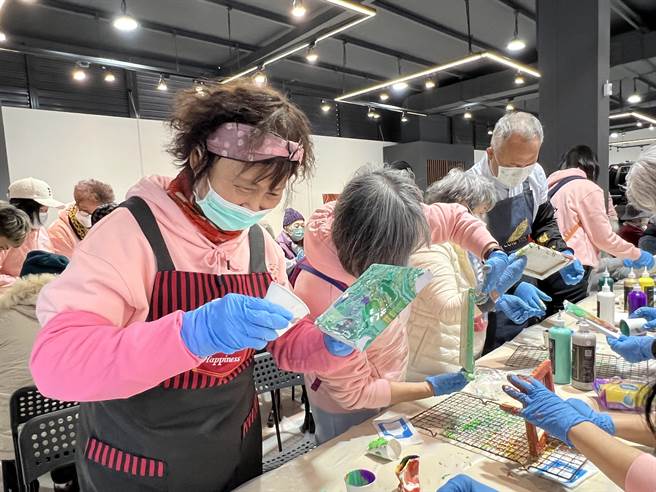 100位银髮长辈动手体验流体彩绘，玩得超开心直呼：「好疗癒！」。（蔡依珍摄）