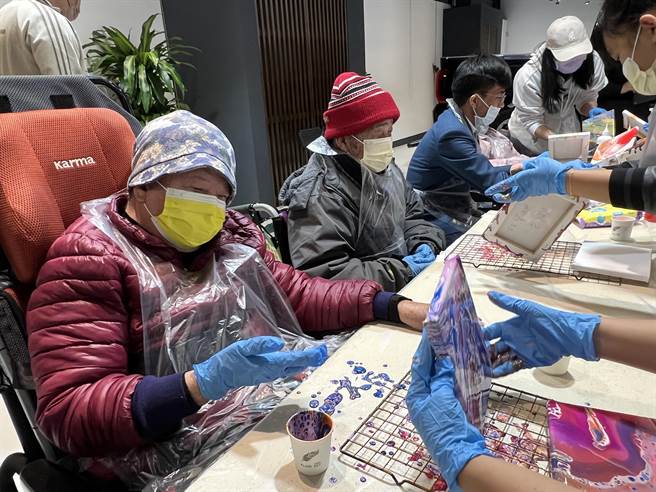 100位银髮长辈动手体验流体彩绘，玩得超开心直呼：「好疗癒！」。（蔡依珍摄）