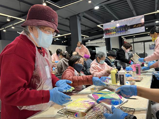 100位银髮长辈动手体验流体彩绘，玩得超开心直呼：「好疗癒！」。（蔡依珍摄）
