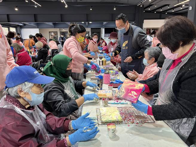 100位银髮长辈动手体验流体彩绘，玩得超开心直呼：「好疗癒！」。（蔡依珍摄）