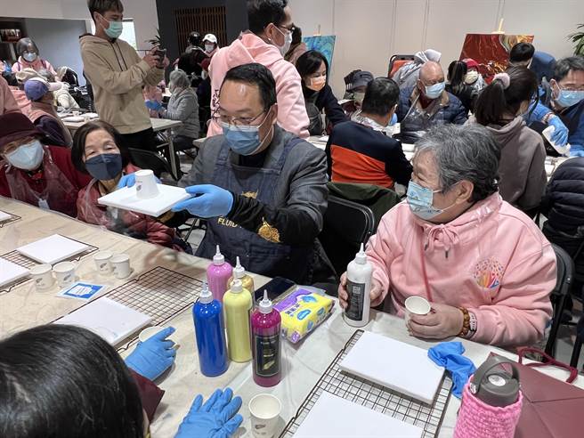 东辰公司董事长萧毓中出钱、出场地让100位银髮长辈动手体验流体彩绘。（蔡依珍摄）