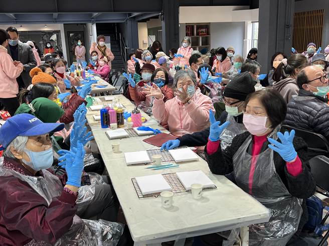 东辰公司董事长萧毓中出钱、出场地让100位银髮长辈动手体验流体彩绘。（蔡依珍摄）