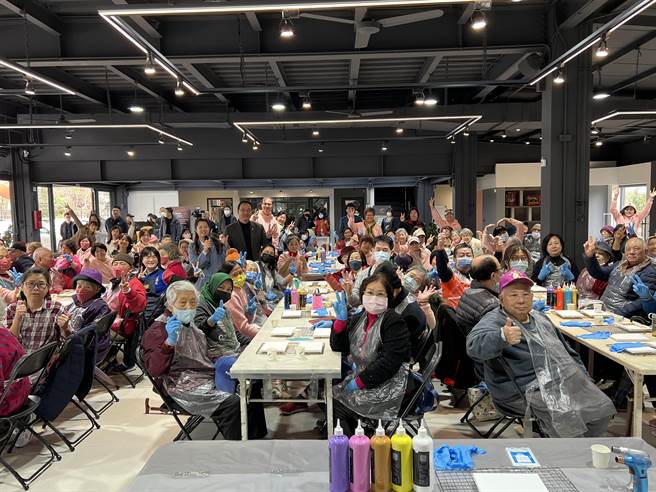 东辰公司董事长萧毓中出钱、出场地让100位银髮长辈动手体验流体彩绘。（蔡依珍摄）