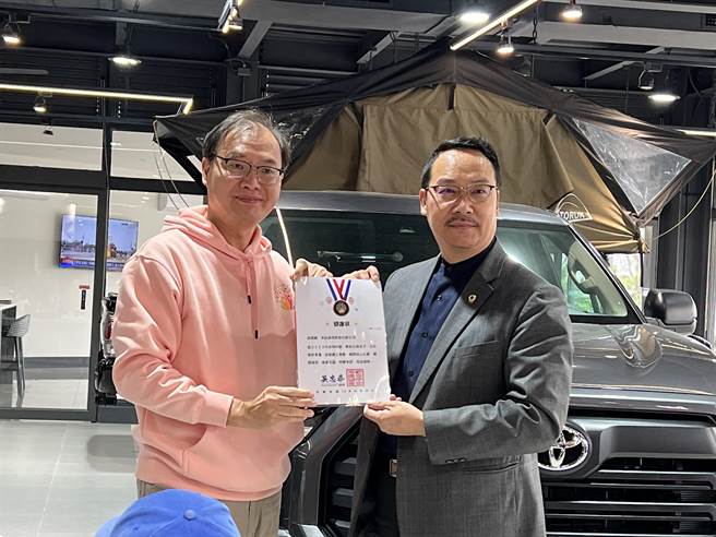 东辰公司董事长萧毓中出钱、出场地让100位银髮长辈动手体验流体彩绘。（蔡依珍摄）