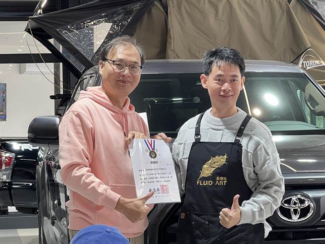 金羽毛流体艺术也一起举办公益活动。（蔡依珍摄）