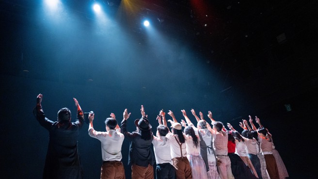 东海大学表艺所团队逆袭登上台中国家歌剧院，以超现实主义色彩呈现疫情下自由人受压迫的心境。(提供/东海大学)