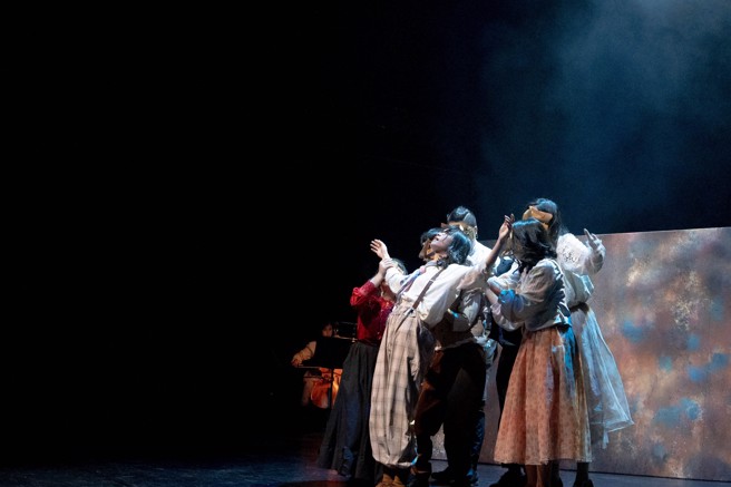 东海大学表艺所结合时事隐喻当下台湾Covid-19官僚体制缺失及各项防疫政策对人自由的侵害，演出结束后引发观眾热议，扣人心弦。(提供/东海大学)