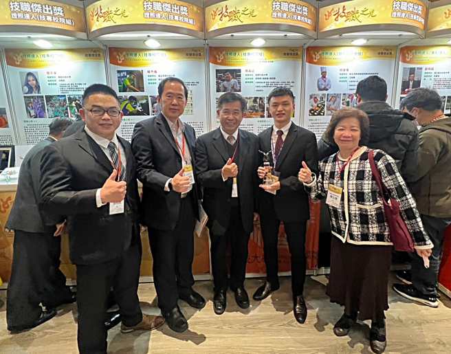 龍華科大致力打造學子職場競爭力，機械系周禹廷(右2)去年獲選教育部技職之光。(提供/龍華科技大學)