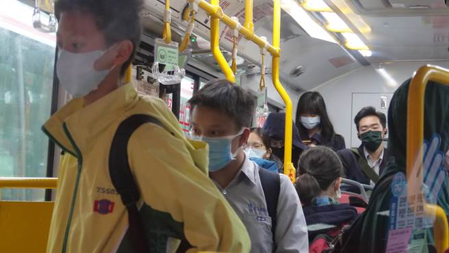 中央推动「行政院促进公共运输使用方案」，拟针对北北基桃推出1200元的通勤月票，新北市交通局建议中央政策应及早规画永续财政预算，以避免政策中辍。（新北市交通局提供）