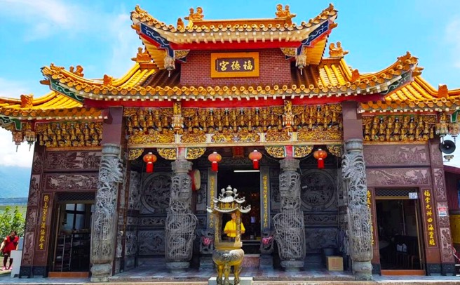 受伤的黑眉锦蛇日前钻进池上乡庆丰村福德宫获救。图／池上福德宫FB粉专