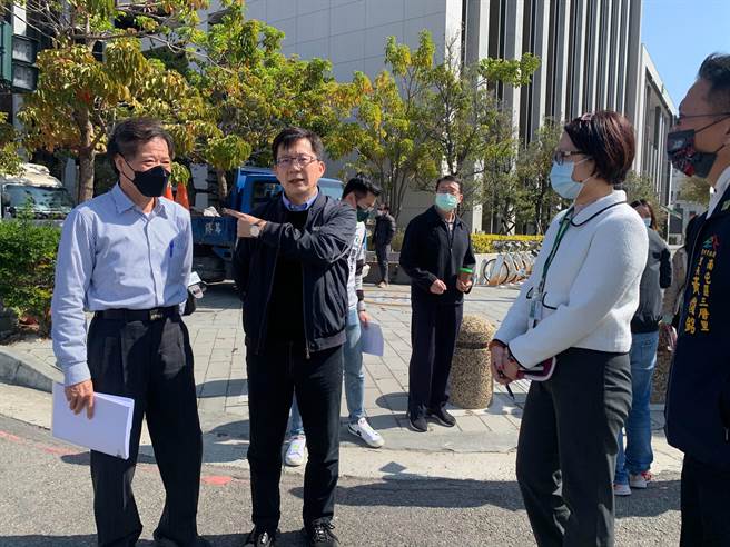 立法委员张廖万坚邀集相关单位会勘文心南五路道路开通问题。(张廖万坚提供)