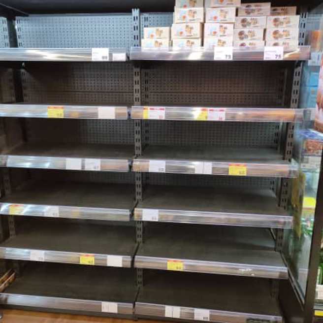 洪孟楷贴出乡亲传来的讯息，秀出全联蛋架上只剩几盒皮蛋的照片。（图／取自洪孟楷脸书）