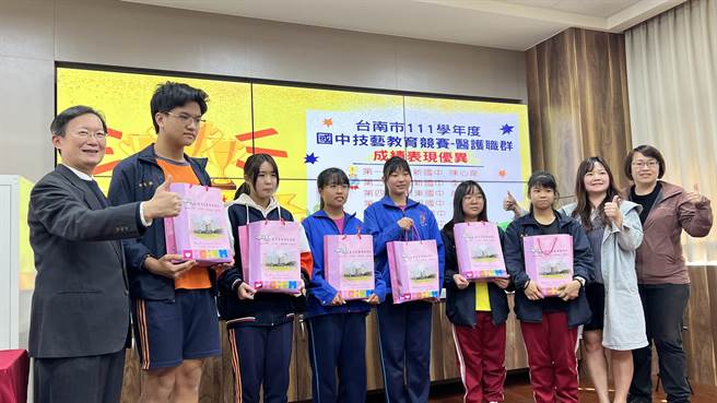 台南市111学年度国中技艺教育竞赛特别新增「医护职群」项目，共11位学生获奖，而其中6位皆由敏惠医护管理专科学校的师资所指导。（张毓翎摄）