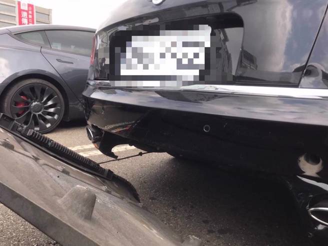 停在最前方的宾利被后车追撞。（陈慧雯翻摄）
