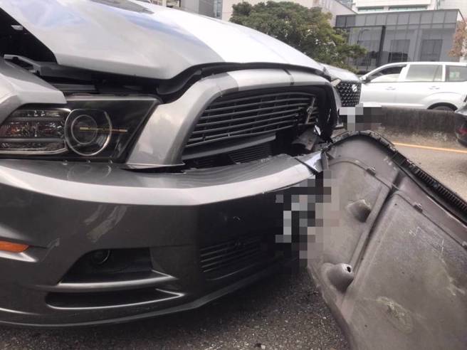福特野马被撞后又追撞最前方的宾利，保险杆因此掉落。（陈慧雯翻摄）
