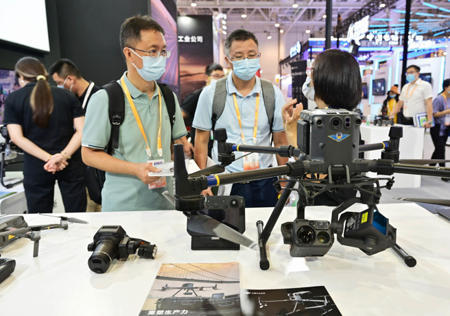 西方国家切断俄罗斯获得军事装备至今已超过一年，中国制造的大疆小型无人机仍是俄军用来攻击乌克兰部队的有效方式。图为厦门贸易展上的大疆无人机展台。（图／新华社）