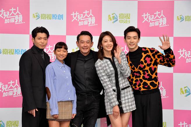 侯彦西（左起）、陈妤、柯叔元、黄薇渟、管麟今参加开镜仪式。（卫视中文台提供）