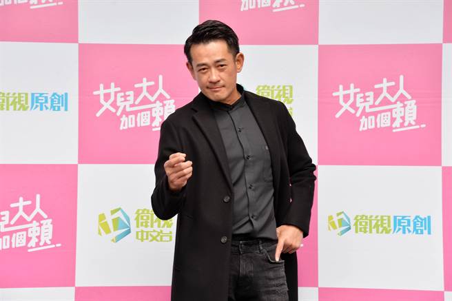 柯叔元大叔魅力依旧，圈粉剧组年轻演员。（卫视中文台提供）