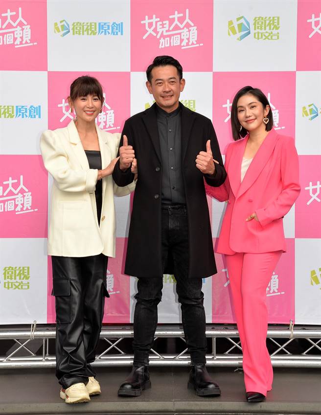 柯叔元（中）剧中周旋于旧爱郑仲茵（左）和新欢王宇婕（右）之间。（卫视中文台提供）