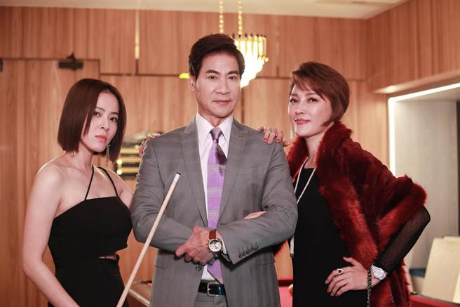 苏晏霈（右）联手李沛绫（左）要对翁家明（中）下手。（民视提供）