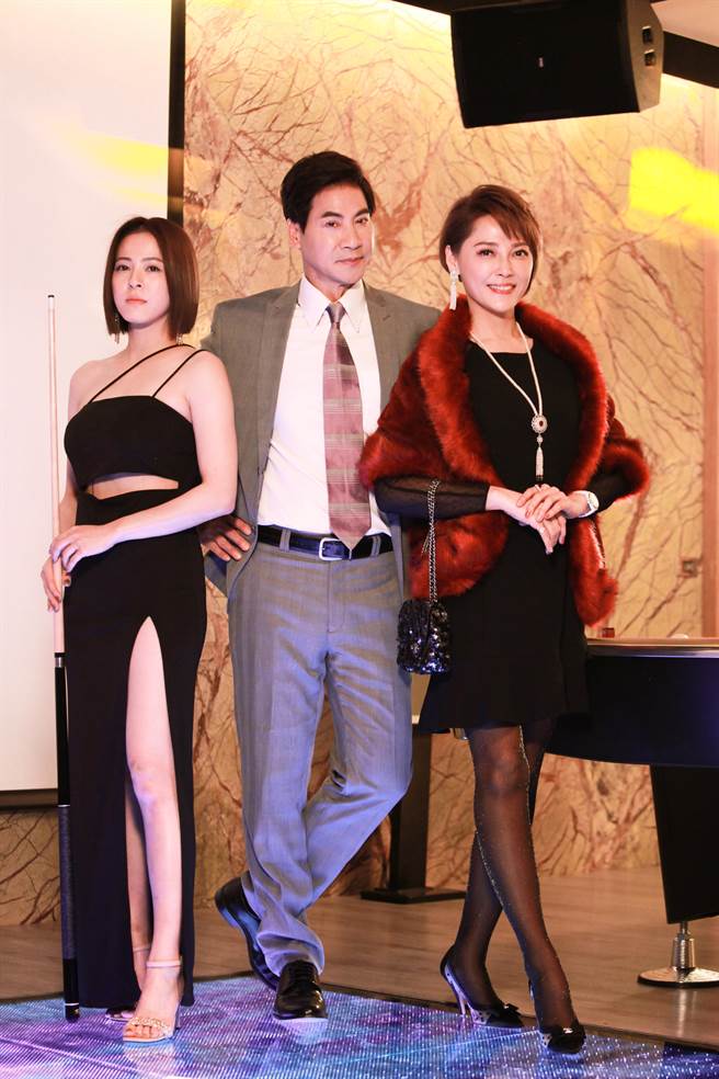 苏晏霈（左）开高叉露出美腿撩翁家明（中），右为李沛绫。（民视提供）