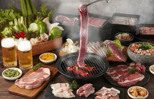 王品旗下吃到饱品牌，包括向辣、和牛涮、肉次方等，不强制客人戴口罩，餐台上会提供抛弃式手套供客人自由使用。（王品集团提供）