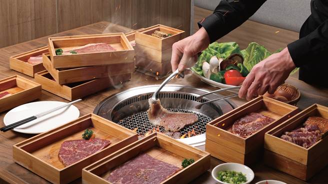 筑间餐饮集团由顾客自行决定是否要配戴口罩，内场、外场服务人员仍须配戴口罩。（筑间餐饮集团提供）