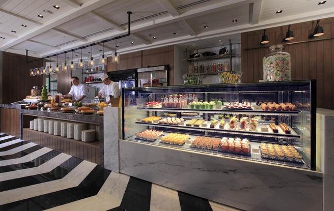 台北君悦酒店初期会柔性建议客人佩戴口罩， 所有员工也都会配戴口罩。（台北君悦酒店提供）